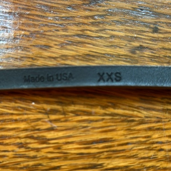 Tory Burch skinny belt. Silver bow buckle. Excellent used condition. Size XXS. - Picture 6 of 7